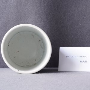 A Chinese famille verte 'antiquities' brush pot, Kangxi — 照片 10