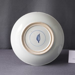 A Chinese famille verte 'antiquities' dish, Kangxi — photo 4