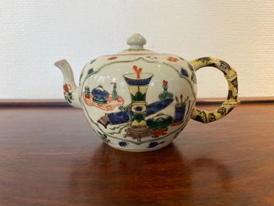 A Chinese famille verte 'antiquities' teapot and cover, Kangxi — 照片 1