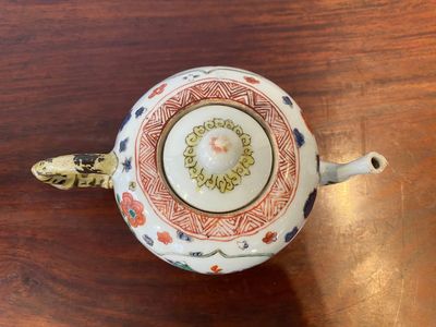 A Chinese famille verte 'antiquities' teapot and cover, Kangxi — 照片 5