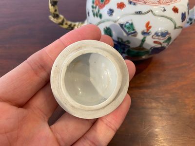 A Chinese famille verte 'antiquities' teapot and cover, Kangxi — 照片 6