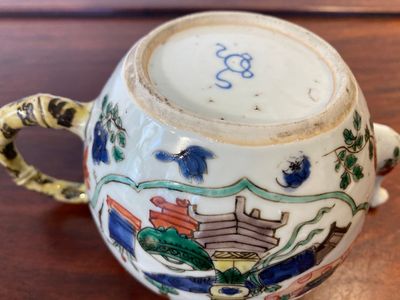 A Chinese famille verte 'antiquities' teapot and cover, Kangxi — 照片 9