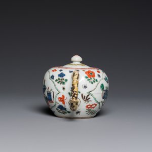 A Chinese famille verte 'antiquities' teapot and cover, Kangxi — 照片 3