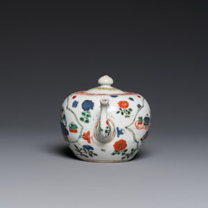 A Chinese famille verte 'antiquities' teapot and cover, Kangxi — 照片 5