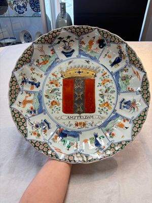 A Chinese famille verte armorial 'Provinces' dish with the arms of Amsterdam, Kangxi — foto 1