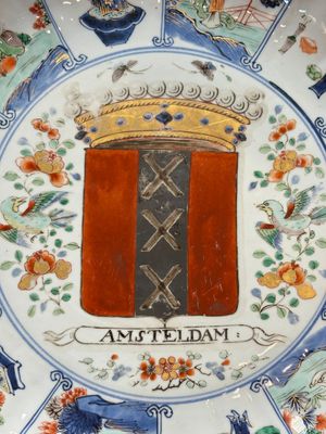 A Chinese famille verte armorial 'Provinces' dish with the arms of Amsterdam, Kangxi — foto 2