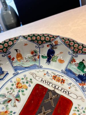 A Chinese famille verte armorial 'Provinces' dish with the arms of Amsterdam, Kangxi — foto 6
