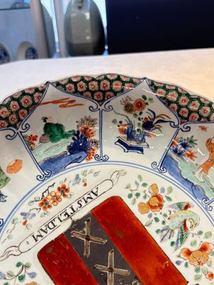 A Chinese famille verte armorial 'Provinces' dish with the arms of Amsterdam, Kangxi — foto 7