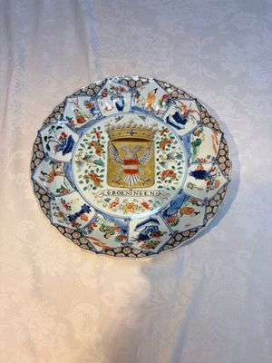 A Chinese famille verte armorial 'Provinces' dish with the arms of Groeningen, Kangxi — photo 1