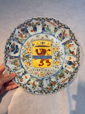 A Chinese famille verte armorial 'Provinces' dish with the arms of Overysel, Kangxi — photo 1