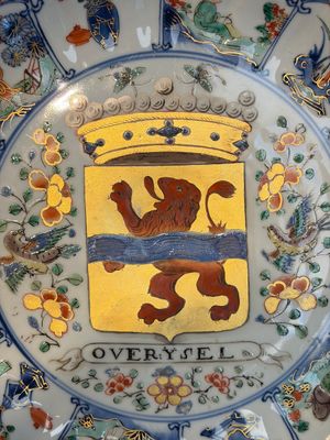 A Chinese famille verte armorial 'Provinces' dish with the arms of Overysel, Kangxi — photo 2