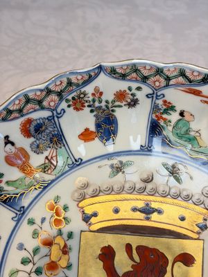 A Chinese famille verte armorial 'Provinces' dish with the arms of Overysel, Kangxi — photo 3