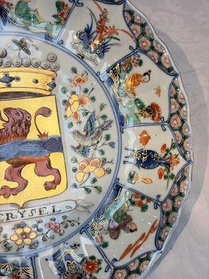 A Chinese famille verte armorial 'Provinces' dish with the arms of Overysel, Kangxi — photo 4