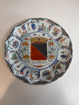 A Chinese famille verte armorial 'Provinces' dish with the arms of Utrecht, Kangxi — photo 1