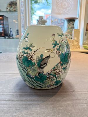 A Chinese famille verte 'bird among fruiting branches' vase and cover, Jiangxi Ciye Gongsi 江西瓷業公司 mark, Republic — 照片 1