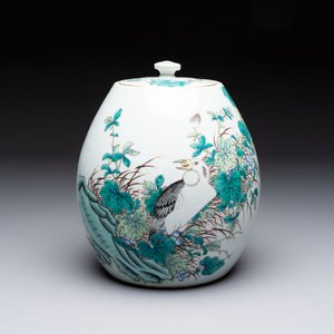 A Chinese famille verte 'bird among fruiting branches' vase and cover, Jiangxi Ciye Gongsi 江西瓷業公司 mark, Republic — 照片 1