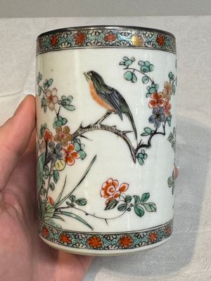 A Chinese famille verte 'bird and flowers' brush pot with silver mount, Kangxi — photo 4
