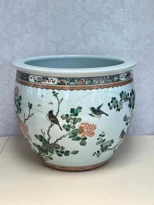 A Chinese famille verte 'Birds among Flowering Branches' fish bowl or jardinière, 19th C. — photo 1