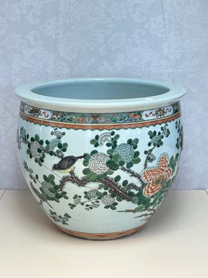 A Chinese famille verte 'Birds among Flowering Branches' fish bowl or jardinière, 19th C. — photo 2