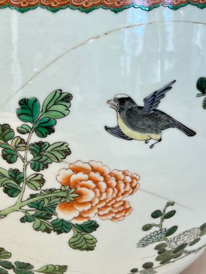 A Chinese famille verte 'Birds among Flowering Branches' fish bowl or jardinière, 19th C. — photo 7