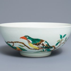 A Chinese famille verte 'birds on peach branches' bowl, Kangxi mark, 19th C. — 照片 1