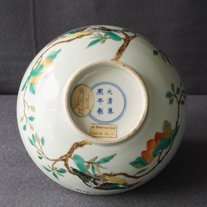 A Chinese famille verte 'birds on peach branches' bowl, Kangxi mark, 19th C. — 照片 12