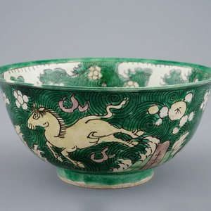 A Chinese famille verte biscuit bowl with horses, Kangxi — 照片 1
