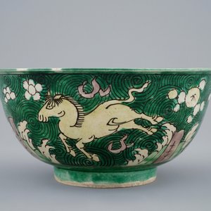 A Chinese famille verte biscuit bowl with horses, Kangxi — 照片 2