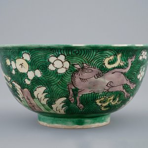 A Chinese famille verte biscuit bowl with horses, Kangxi — 照片 5
