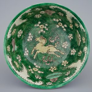 A Chinese famille verte biscuit bowl with horses, Kangxi — 照片 6