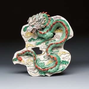 A Chinese famille verte biscuit 'Dragon among Clouds' wall plaque — 照片 1