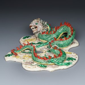 A Chinese famille verte biscuit 'Dragon among Clouds' wall plaque — 照片 3