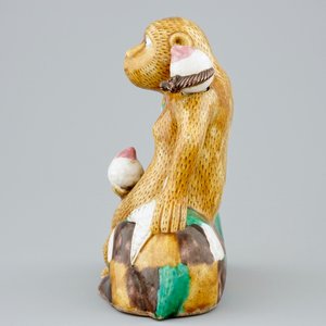 A Chinese famille verte biscuit ewer in the shape of a monkey seated on a deer, Kangxi — 照片 2