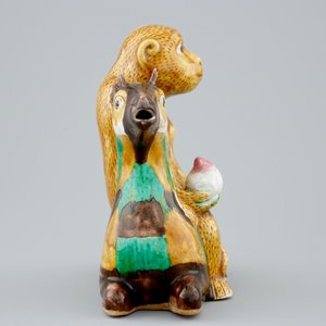 A Chinese famille verte biscuit ewer in the shape of a monkey seated on a deer, Kangxi — 照片 4