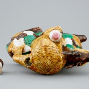 A Chinese famille verte biscuit ewer in the shape of a monkey seated on a deer, Kangxi — 照片 5