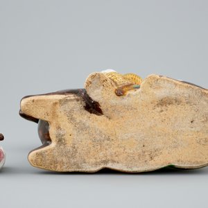 A Chinese famille verte biscuit ewer in the shape of a monkey seated on a deer, Kangxi — 照片 6