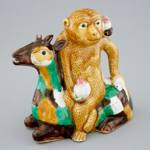 A Chinese famille verte biscuit ewer in the shape of a monkey seated on a deer, Kangxi — 照片 7