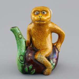 A Chinese famille verte biscuit monkey ewer, Kangxi, ca. 1700 — photo 1