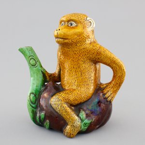 A Chinese famille verte biscuit monkey ewer, Kangxi, ca. 1700 — photo 2