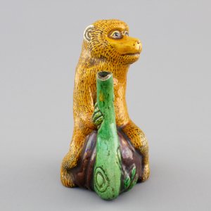 A Chinese famille verte biscuit monkey ewer, Kangxi, ca. 1700 — photo 3