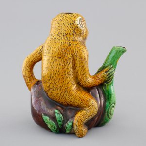 A Chinese famille verte biscuit monkey ewer, Kangxi, ca. 1700 — photo 4