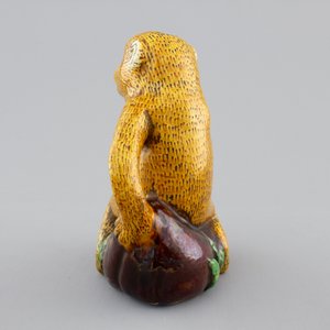 A Chinese famille verte biscuit monkey ewer, Kangxi, ca. 1700 — photo 5