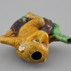 A Chinese famille verte biscuit monkey ewer, Kangxi, ca. 1700 — photo 6