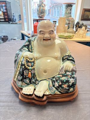 A Chinese famille verte black-ground Milefo Buddha on a wooden stand, Xue Chang Sen Zuo 薛長森作 mark, 20th C. — 照片 1
