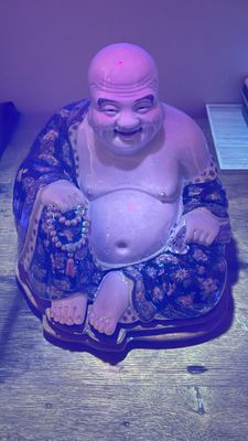 A Chinese famille verte black-ground Milefo Buddha on a wooden stand, Xue Chang Sen Zuo 薛長森作 mark, 20th C. — 照片 15