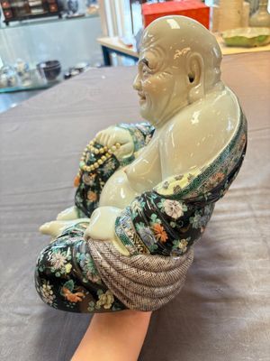A Chinese famille verte black-ground Milefo Buddha on a wooden stand, Xue Chang Sen Zuo 薛長森作 mark, 20th C. — 照片 3