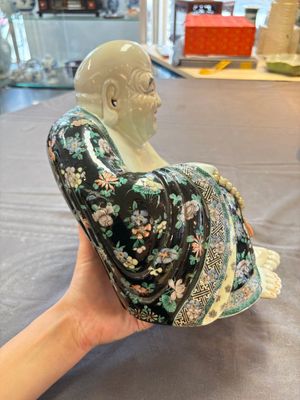 A Chinese famille verte black-ground Milefo Buddha on a wooden stand, Xue Chang Sen Zuo 薛長森作 mark, 20th C. — 照片 5