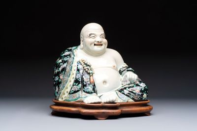 A Chinese famille verte black-ground Milefo Buddha on a wooden stand, Xue Chang Sen Zuo 薛長森作 mark, 20th C.