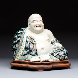 A Chinese famille verte black-ground Milefo Buddha on a wooden stand, Xue Chang Sen Zuo 薛長森作 mark, 20th C. — 照片 1