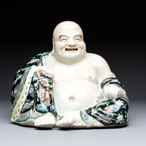 A Chinese famille verte black-ground Milefo Buddha on a wooden stand, Xue Chang Sen Zuo 薛長森作 mark, 20th C. — 照片 2